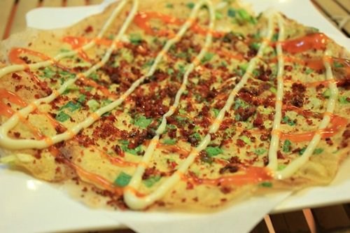 Đến từ xứ lạnh Đà Lạt nên bánh tráng nướng luôn đứng đầu danh sách những món ăn yêu thích của nhiều người Sài Gòn mỗi khi trời mưa. Vị cay của tương ớt pha lẫn cảm giác béo béo từ sốt mayonnaise trong chiếc bánh tráng trứng nướng nóng hổi sẽ làm dạ dày bạn thỏa mãn giữa những ngày trời trở gió. Đến từ xứ lạnh Đà Lạt nên bánh tráng nướng luôn đứng đầu danh sách những món ăn yêu thích của nhiều người Sài Gòn mỗi khi trời mưa. Vị cay của tương ớt pha lẫn cảm giác béo béo từ sốt mayonnaise trong chiếc bánh tráng trứng nướng nóng hổi sẽ làm dạ dày bạn thỏa mãn giữa những ngày trời trở gió.
